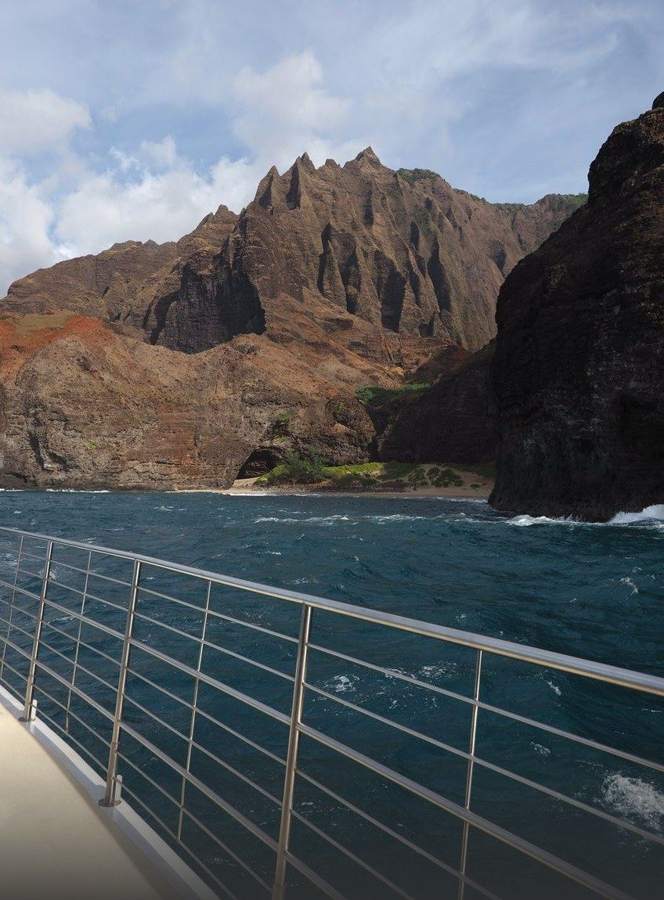 Nā Pali Coast, KauaʻI — photo by Marina Ponomaryova